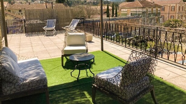 A covered outdoor seating area with a view of a village. - Two bedroom apartment in the heart of Vaison la Romaine (Vaison-la-Romaine)