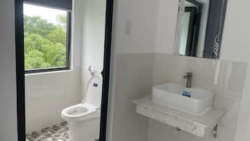 Habitació triple bàsica | Wifi gratuïta i roba de llit