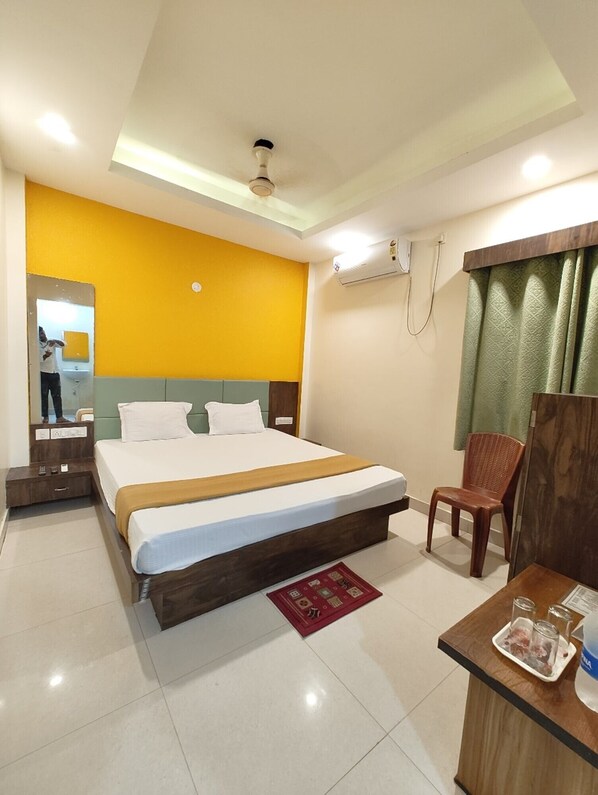 Deluxe Double Room, City View | Egyptian cotton sheets, premium bedding, down comforters - Goroomgo Jagdish Palace Puri (Puri)