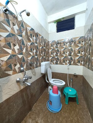 Habitación doble estándar | Baño | Regadera, regadera tipo lluvia, amenidades de baño gratuitas, batas 