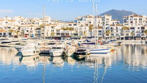 En småbåtshamn med båtar och byggnader i Puerto Banús.