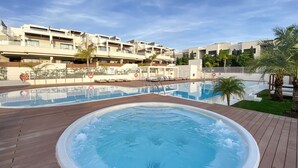 Ett hotell med ett poolområde, inklusive en bubbelpool och en vanlig pool.