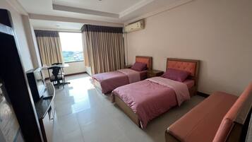 Basic Studio, Bathtub, Garden View | Hypo-allergenic bedding, desk, laptop workspace, blackout drapes