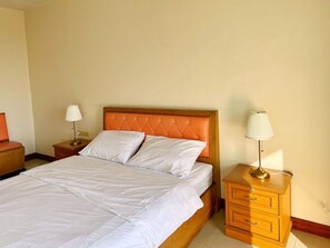 Basic Studio, Bathtub, Garden View | Hypo-allergenic bedding, desk, laptop workspace, blackout drapes