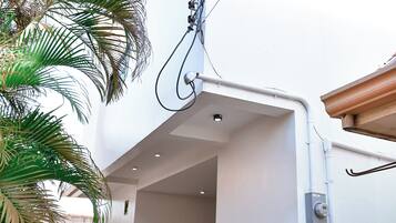 Deluxe Single Room, 1 Queen Bed | Free WiFi
