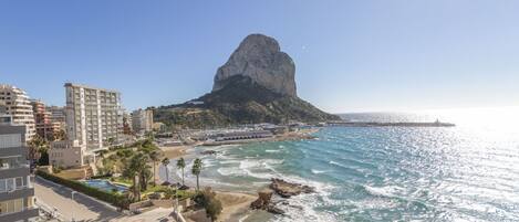 Playa en los alrededores y toallas de playa