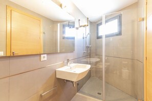 Shower, hair dryer, bidet, towels