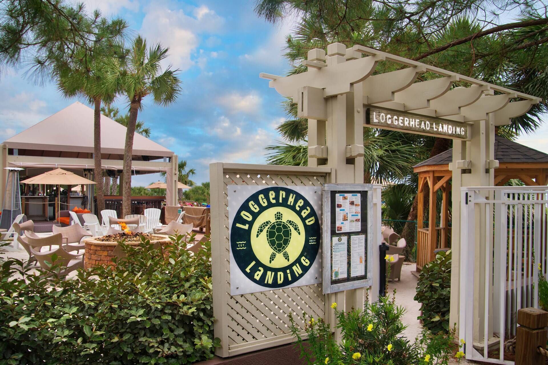 Entrada a un resort con un letrero que dice "Loggerhead Landing" y un logotipo de tortuga.
