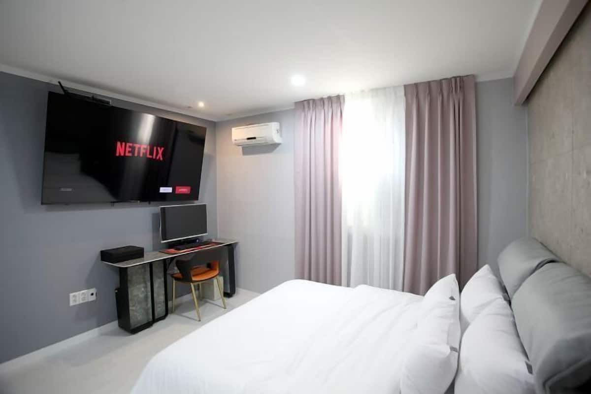 1 bedroom, free WiFi, bed sheets