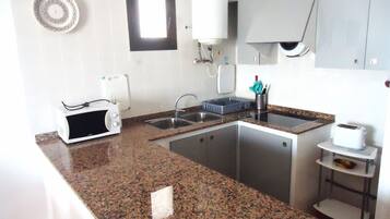 Jääkaappi, mikroaaltouuni, kahvin-/teenkeitin