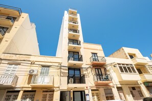 Exterior - Sea Bliss 1-bedroom Apartment in a great location in Bugibba (Bugibba)