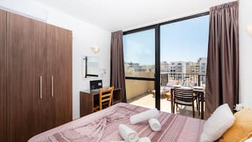 1 chambre, bureau, fer et planche à repasser, lit parapluie