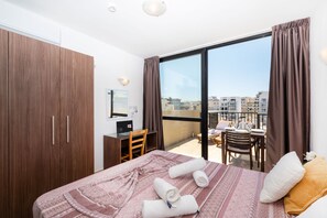 1 chambre, bureau, fer et planche à repasser, lit parapluie