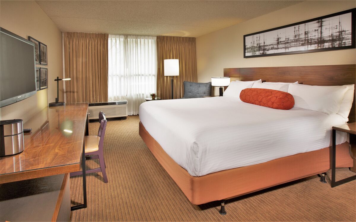 You Found it! Convenient Room, Close to Best Restaurtants and Shopping Malls!