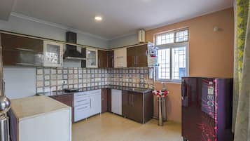 Royal Villa | Private kitchen | Fridge, stovetop, coffee/tea maker, cookware/dishes/utensils