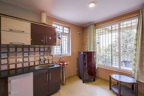 Royal Villa | Private kitchen | Fridge, stovetop, coffee/tea maker, cookware/dishes/utensils