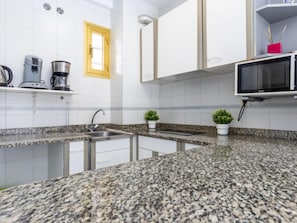 Jääkaappi, mikroaaltouuni, keittoastiat/astiat/ruokailuvälineet