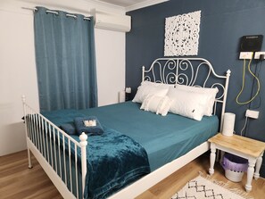 3 bedrooms, iron/ironing board, free WiFi, bed sheets - Absolute Ocean Front with rooftop Ocean views. (Flying Fish Point)