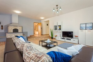 TV, fireplace - Villa Ena in Pula (PULA)