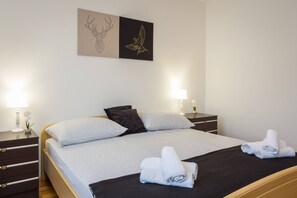 4 chambres, coffres-forts dans les chambres, fer et planche à repasser