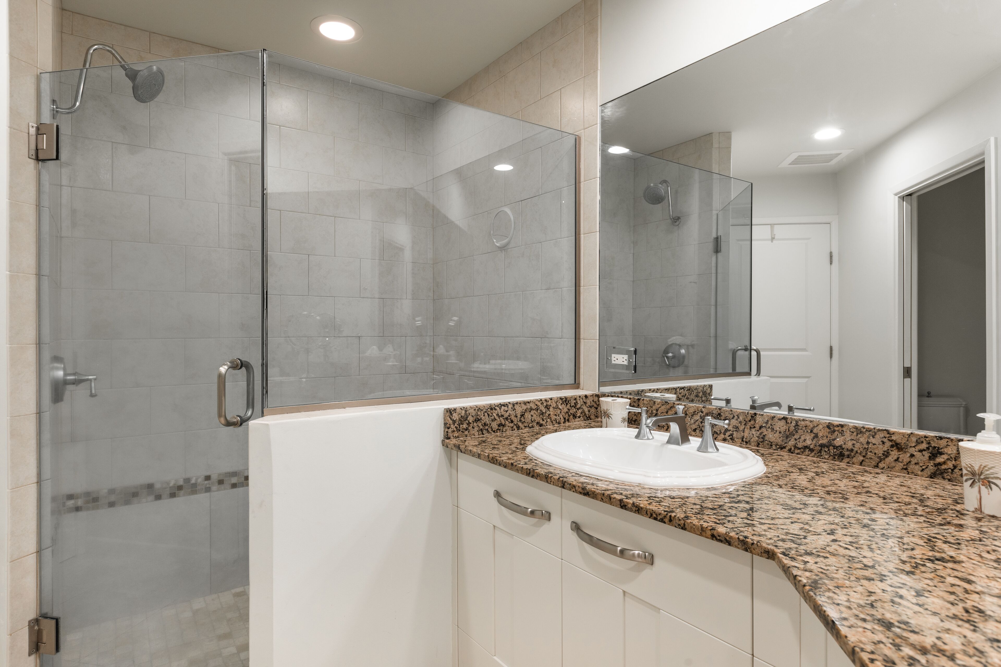 Combined shower/tub, hair dryer, towels