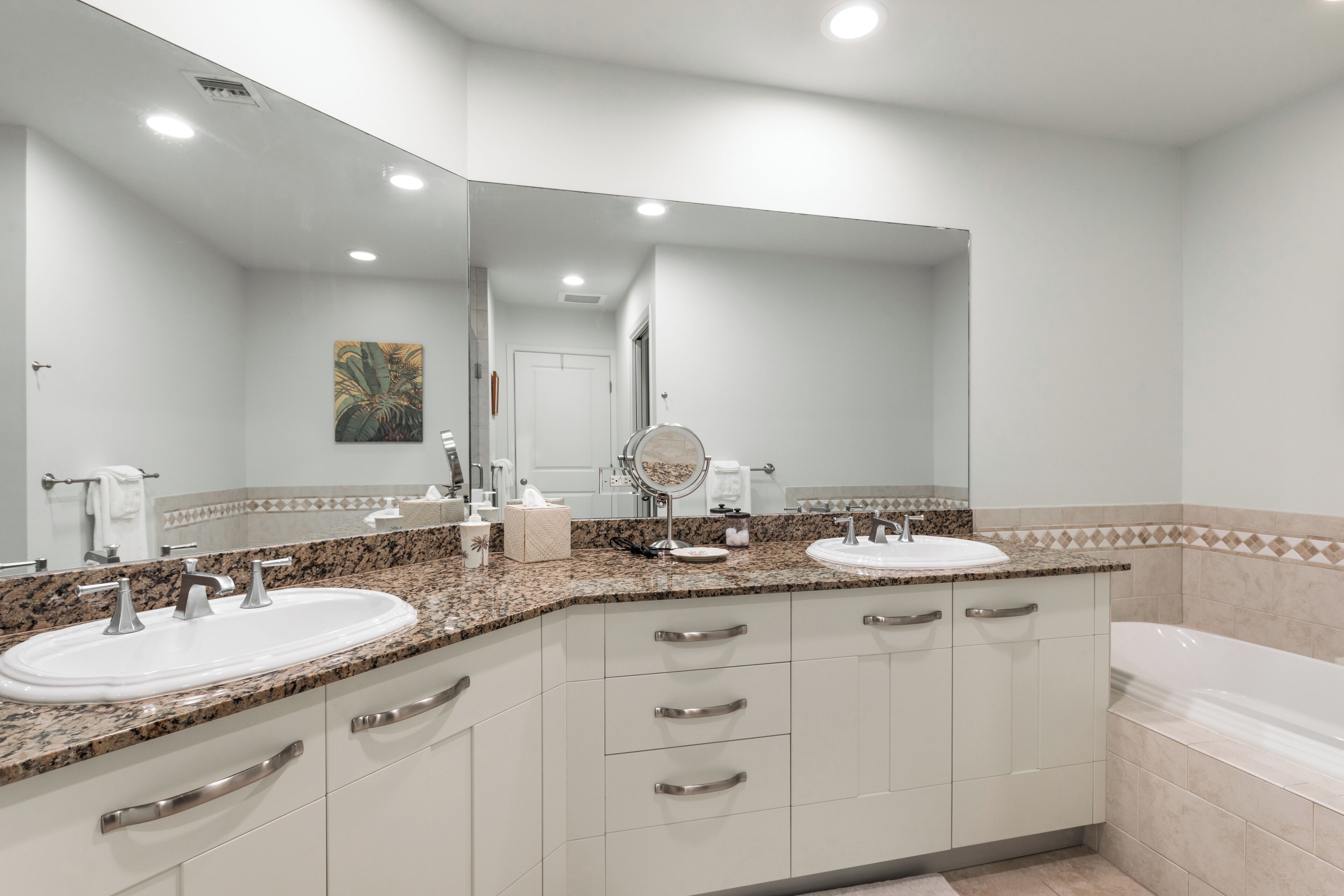 Combined shower/tub, hair dryer, towels