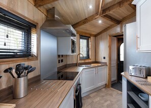 Fridge, oven, stovetop, dishwasher - Hartington Treehouses (Ashbourne)