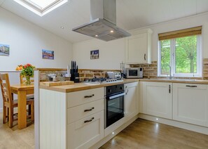 Réfrigérateur, un four, surface de cuisson, lave-vaisselle