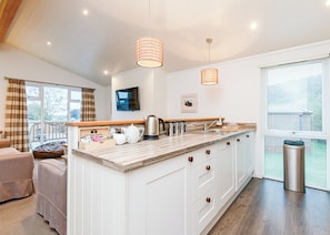 Fridge, oven, stovetop, dishwasher - 4 bedroom accommodation in Cheddar (Cheddar)