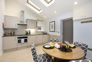 Kylskåp, mikrovågsugn, ugn och spishäll