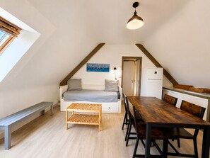 1 chambre, fer et planche à repasser, lit de bébé portatif