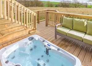 Outdoor spa tub - Tissington Treehouses (Ashbourne)