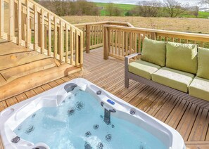Outdoor spa tub - Tissington Treehouses (Ashbourne)