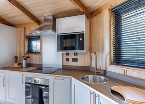 Fridge, oven, stovetop, dishwasher - Tissington Treehouses (Ashbourne)