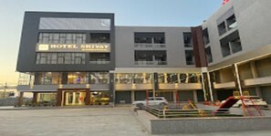 Front of property - HOTEL SHIVAY INTERNATIONAL (Tharad)