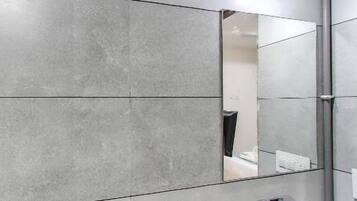 Deluxe Room | Bathroom