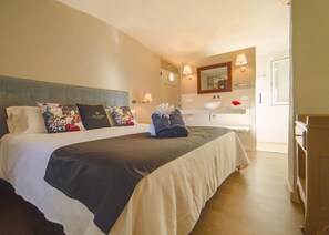 4 bedrooms, iron/ironing board, travel cot, free WiFi - By The Sea | Beachfront Private Pool Stunning Garden AC Ideal for Families (Lloret de Mar)