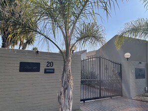 المنطقة المحيطة بالمنشأة