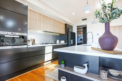 Entire Ocean View Shell Cove Mansion - Sleeps 16 guests 5 minute from the beach!