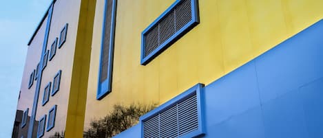 Un edificio con un letrero que dice "Poppys Tower" y varias ventanas con marcos azules.