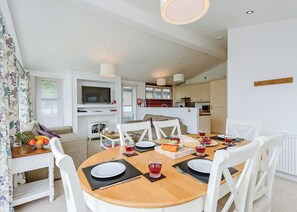 Dining - 3 bedroom accommodation in Wootton, Nr Cowes (Wootton, Nr Cowes)