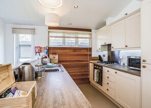 Fridge, oven, stovetop, dishwasher - 3 bedroom accommodation in Wootton, Nr Cowes (Wootton, Nr Cowes)