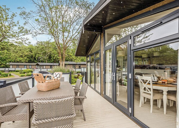 Outdoor dining - 3 bedroom accommodation in Wootton, Nr Cowes (Wootton, Nr Cowes)