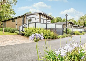 Property grounds - 3 bedroom accommodation in Wootton, Nr Cowes (Wootton, Nr Cowes)