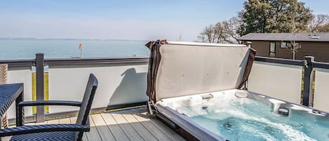 Tina de hidromasaje al aire libre