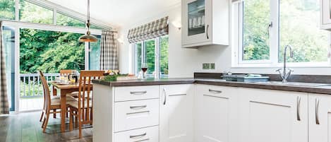 Réfrigérateur, un four, surface de cuisson, lave-vaisselle