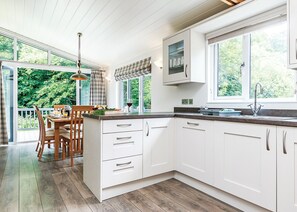 Fridge, oven, stovetop, dishwasher - Netherfield Watersedge Lodge (Newton Saint Loe, Nr Bath)