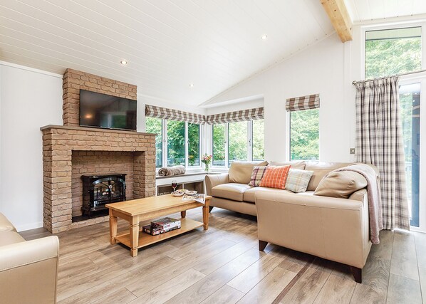 TV - Netherfield Watersedge Lodge (Newton Saint Loe, Nr Bath)