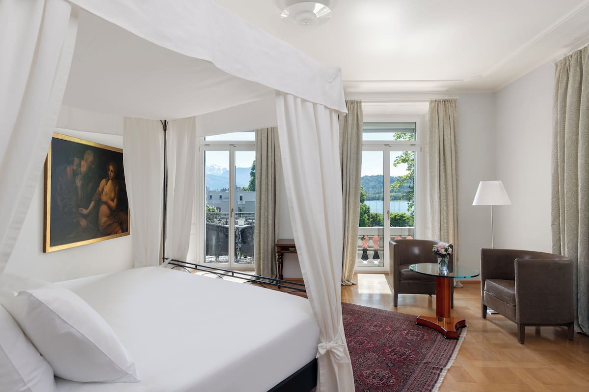 Junior Studio Suite, 1 Bedroom | Hypo-allergenic bedding, in-room safe, iron/ironing board, free WiFi