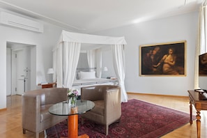 Hypo-allergenic bedding, in-room safe, iron/ironing board, free WiFi - Grand Hotel Europe (Lucerne)
